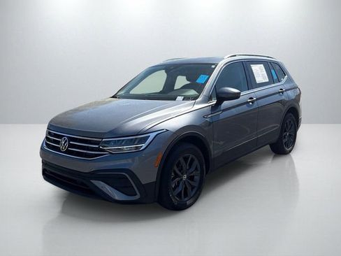 Used 2023 Volkswagen Tiguan SE w/ Panoramic Sunroof Package image 3