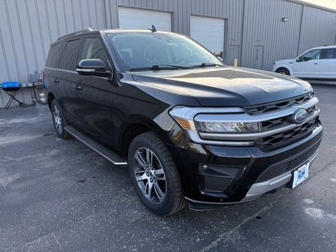 Used 2022 Ford Expedition XLT image 3