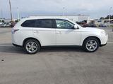 Used 2014 Mitsubishi Outlander SE image 2