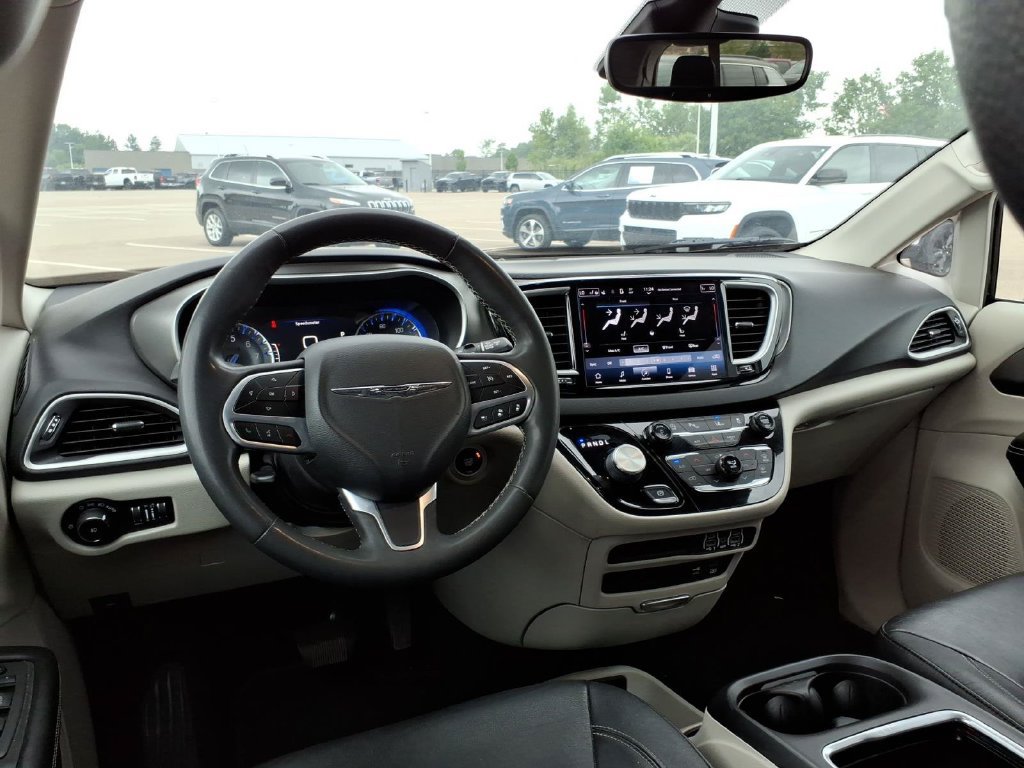 Used 2022 Chrysler Pacifica Touring-L FWD image 9