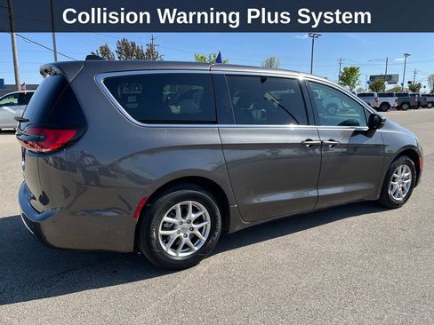 Used 2023 Chrysler Pacifica Touring-L FWD image 6