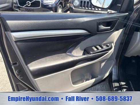 Used 2018 Toyota Highlander XLE AWD/4WD image 19