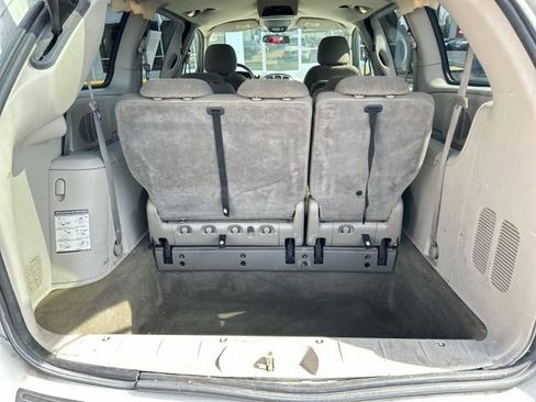 Used 2006 Chrysler Town & Country Touring image 9