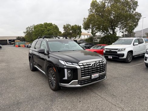 Used 2024 Hyundai Palisade Calligraphy FWD image 2