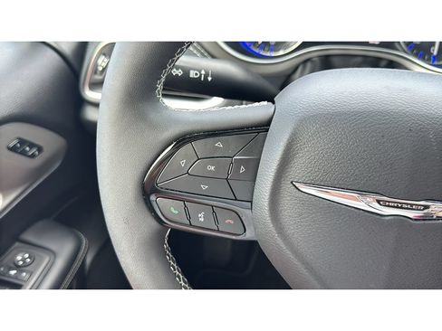 Used 2023 Chrysler Pacifica Limited w/ Uconnect Theater Family Group FWD image 24