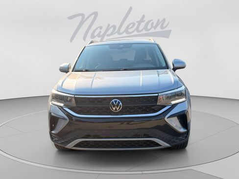 Used 2024 Volkswagen Taos SE FWD image 2