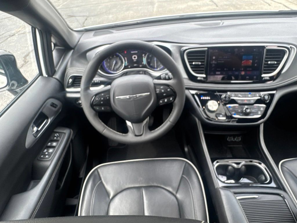 Used 2025 Chrysler Pacifica Limited FWD image 28