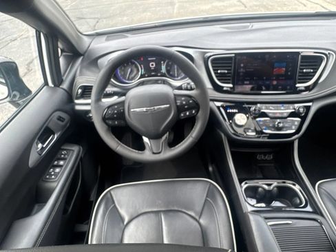 Used 2025 Chrysler Pacifica Limited FWD image 28