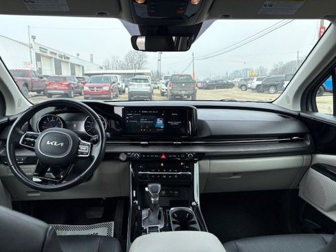 Used 2023 Kia Carnival EX image 13