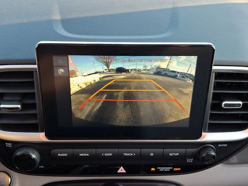 Used 2025 Hyundai Venue SEL image 18