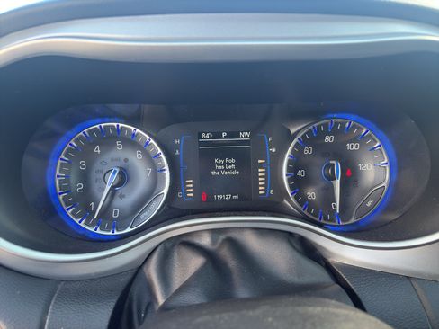 Used 2020 Chrysler Pacifica Touring w/ S Appearance Package FWD image 13