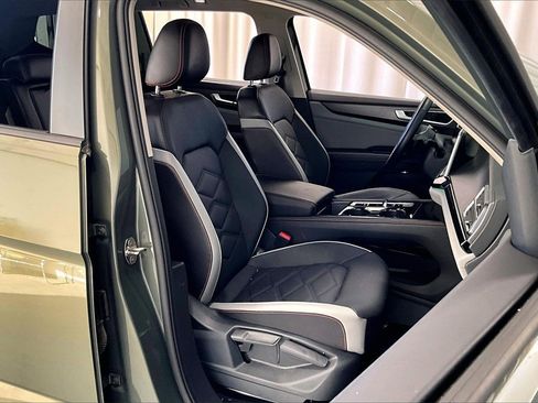 Used 2024 Volkswagen Atlas Peak Edition SE image 16