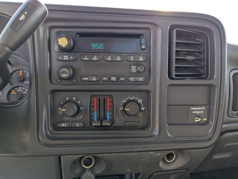 Used 2004 Chevrolet Silverado 2500 W/T AWD/4WD image 17