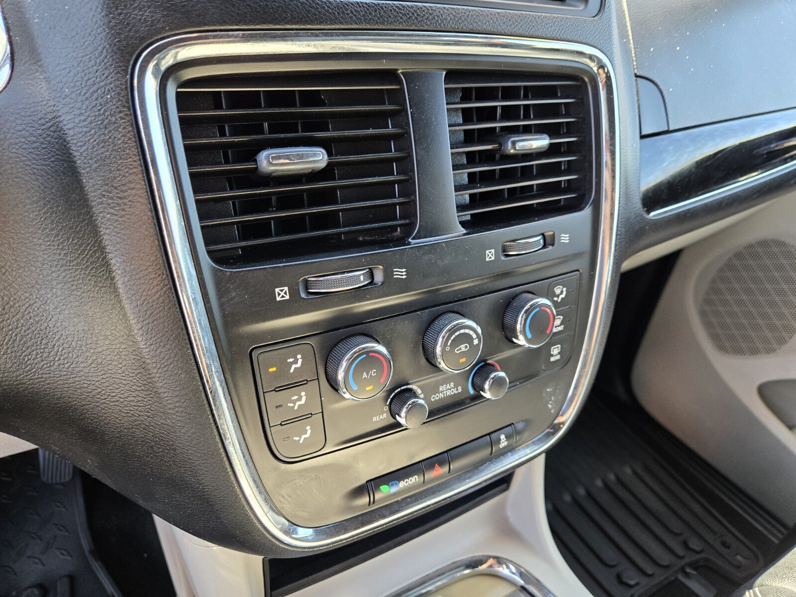Used 2020 Dodge Grand Caravan SXT FWD image 20