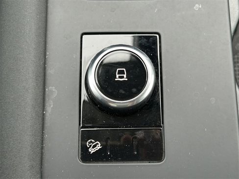Used 2024 Land Rover Discovery S image 34