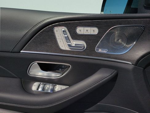 New 2026 Mercedes-Benz GLS 580 4MATIC image 16