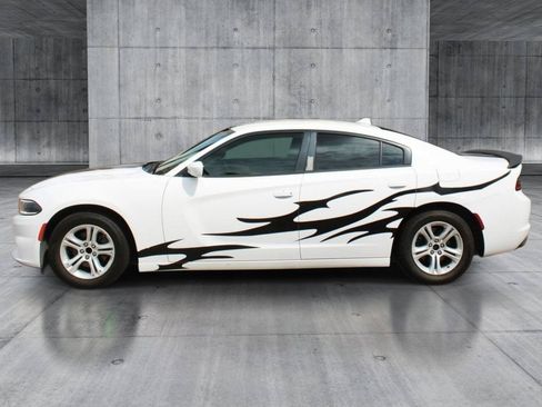 Used 2016 Dodge Charger SE RWD image 2