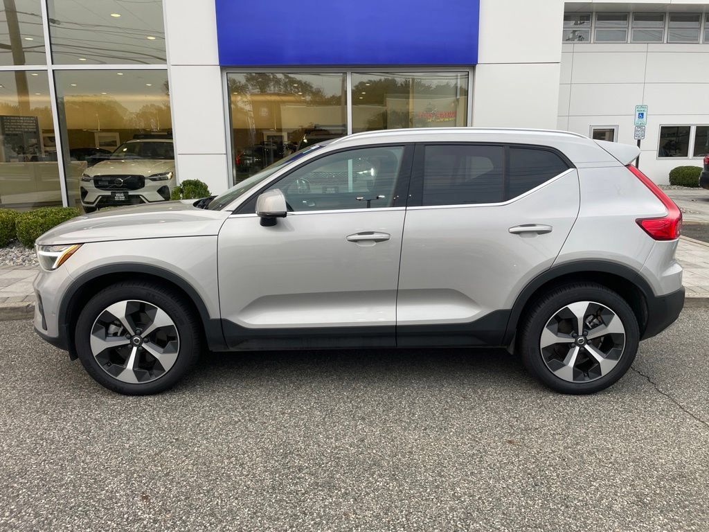 Used 2025 Volvo XC40 B5 Plus AWD/4WD image 2