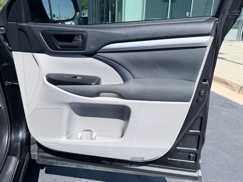 Used 2019 Toyota Highlander LE FWD image 30