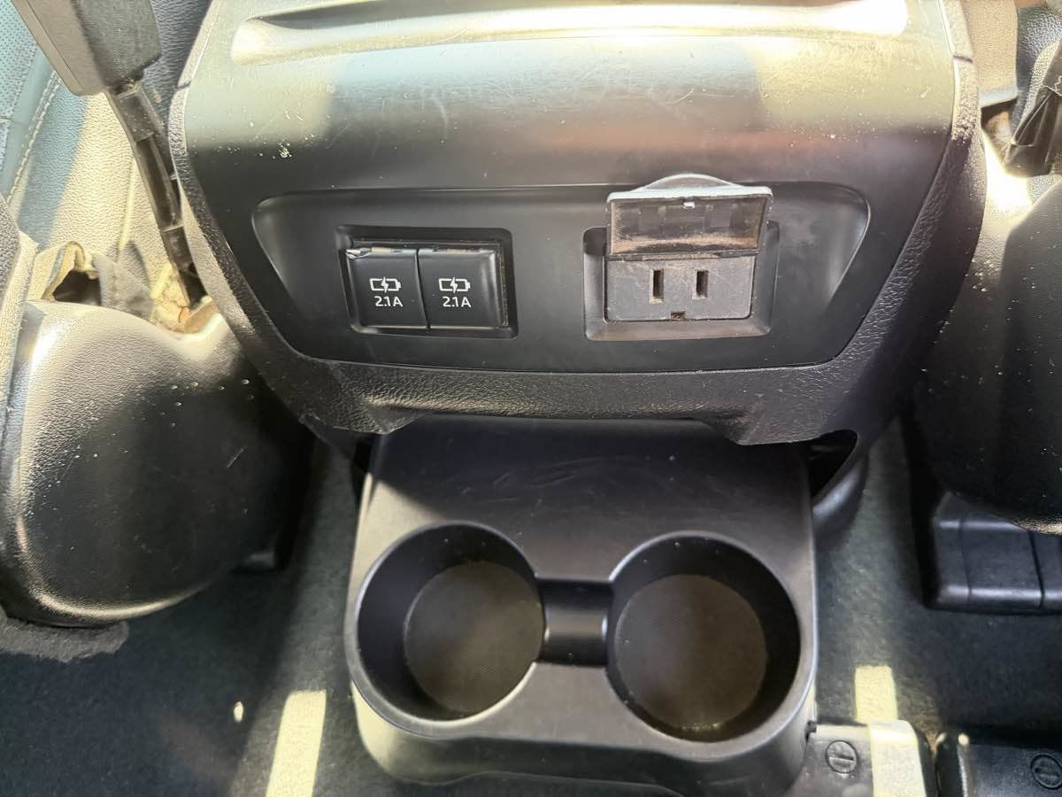 Used 2019 Toyota Sienna SE w/ Carpet Mat Package FWD image 39