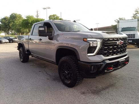 Used 2025 Chevrolet Silverado 2500 ZR2 w/ Technology Package image 3