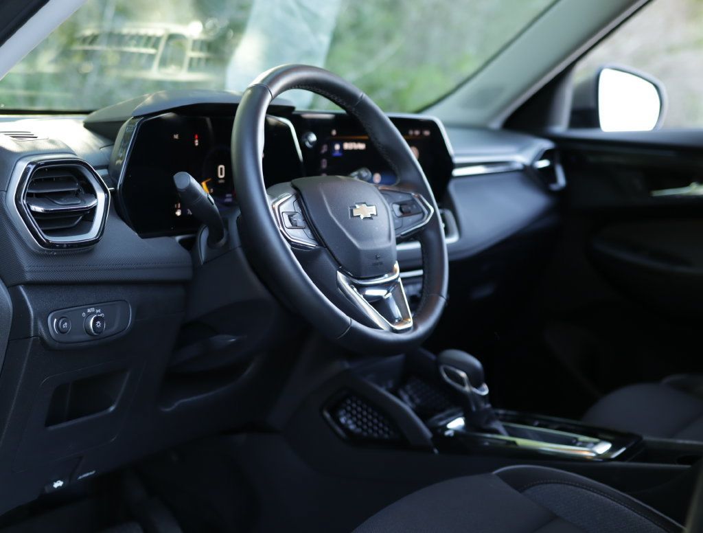 Used 2025 Chevrolet TrailBlazer LT w/ Convenience Package FWD image 9
