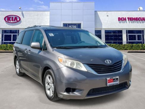 Used 2012 Toyota Sienna LE w/ Towing Pkg FWD image 3