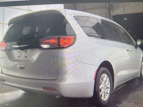 Used 2023 Chrysler Voyager LX image 7