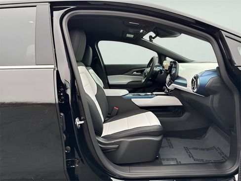 New 2026 Chevrolet Equinox EV LT image 10