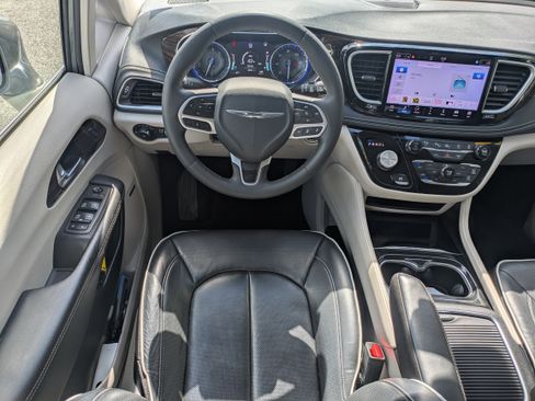 Used 2022 Chrysler Pacifica Limited image 16