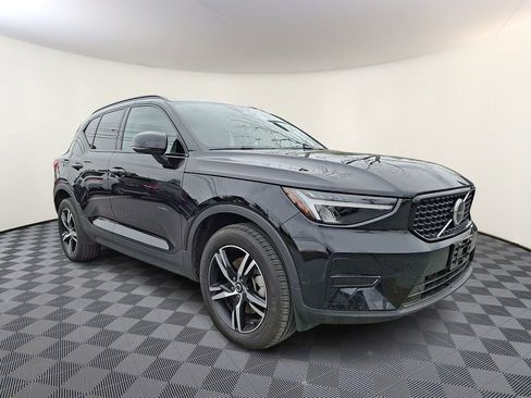 Used 2024 Volvo XC40 B5 Core image 1