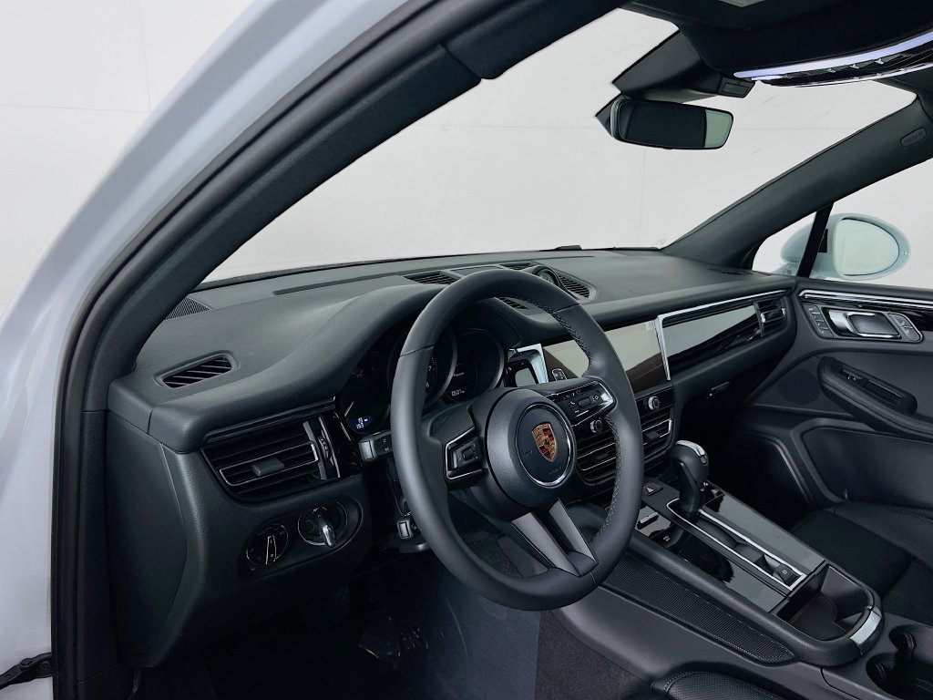 Certified 2026 Porsche Macan AWD/4WD image 4