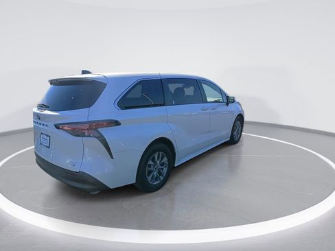 Used 2021 Toyota Sienna XLE image 8