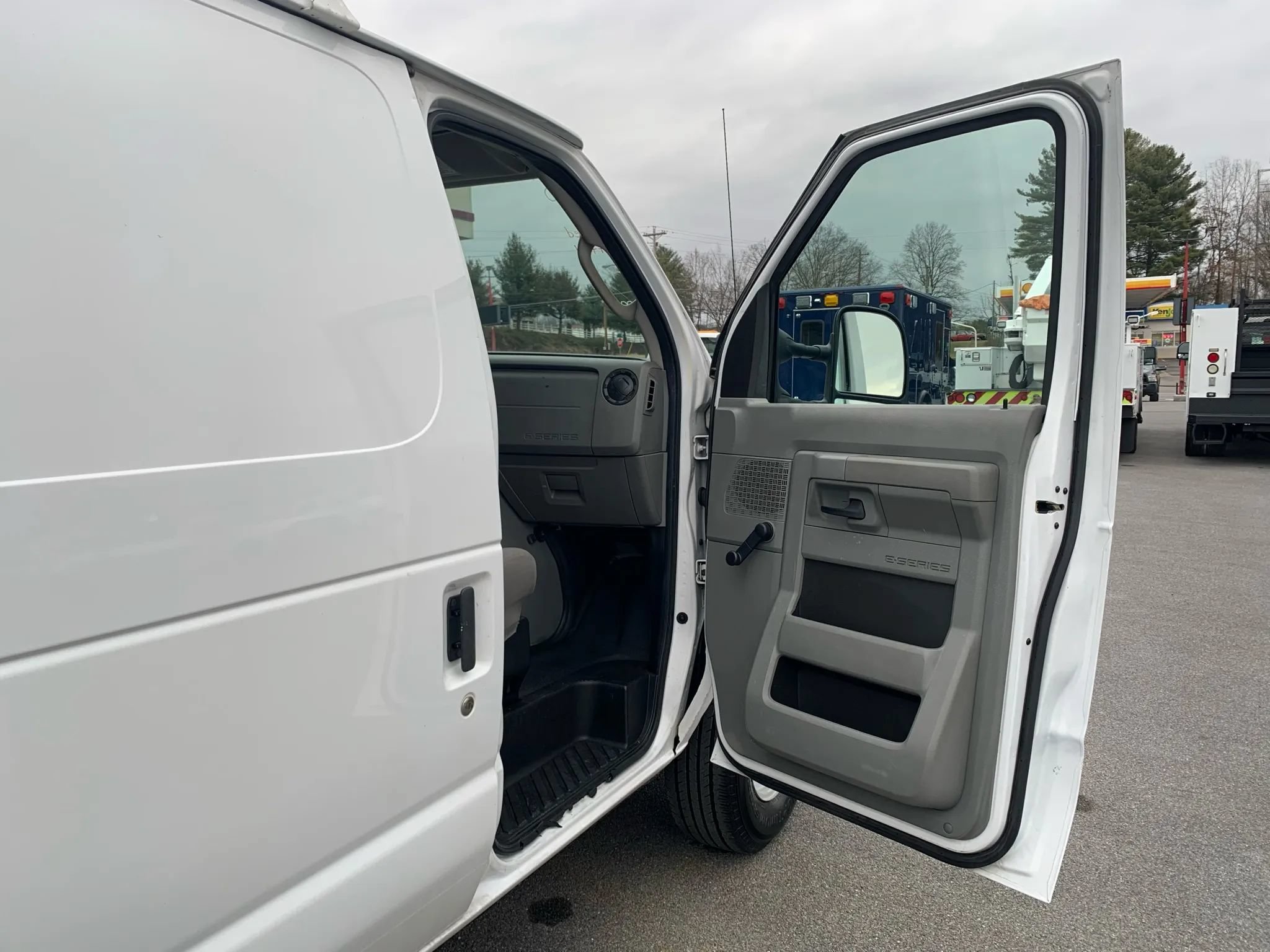 Used 2014 Ford E-350 and Econoline 350 Extended Super Duty w/ Insulation Package RWD image 17