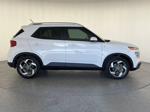 Used 2023 Hyundai Venue SEL FWD image 2