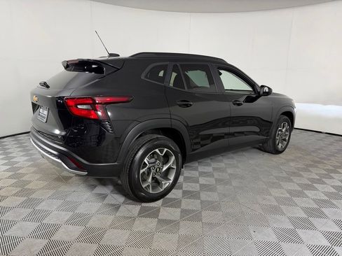 Used 2025 Chevrolet Trax LT w/ LT Convenience Package FWD image 6