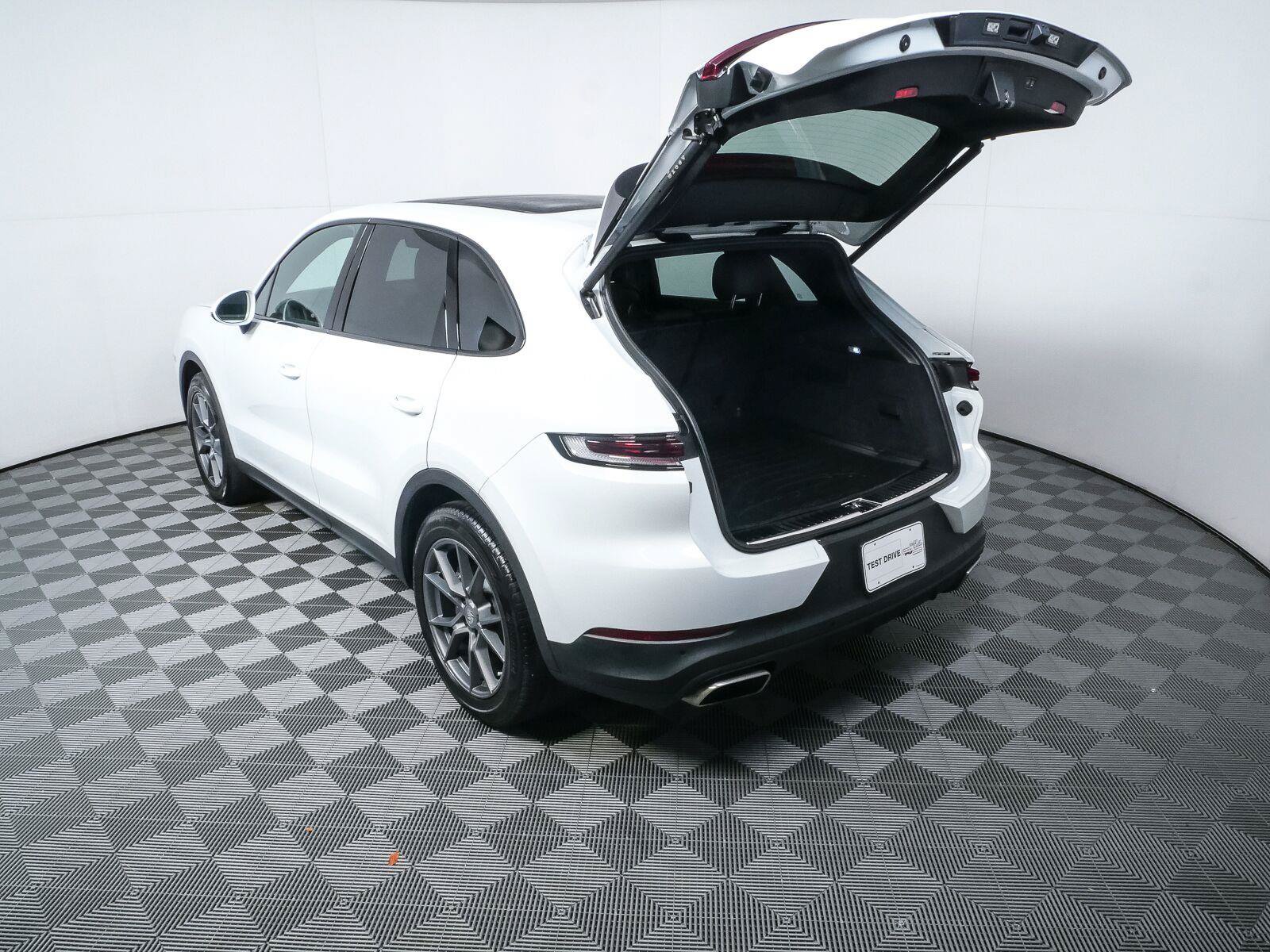Certified 2024 Porsche Cayenne AWD/4WD image 33