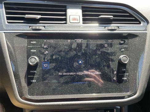 Used 2021 Volkswagen Tiguan SEL AWD/4WD image 19