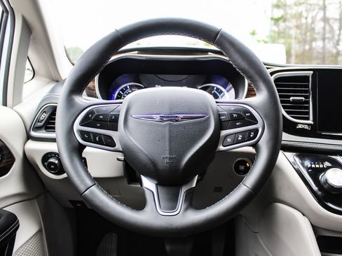 Used 2023 Chrysler Pacifica Limited FWD image 23