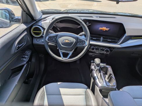 Used 2025 Chevrolet Trax LT w/ Driver Confidence Package image 14