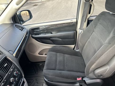 Used 2019 Dodge Grand Caravan SE w/ UConnect Hands-Free Group FWD image 10