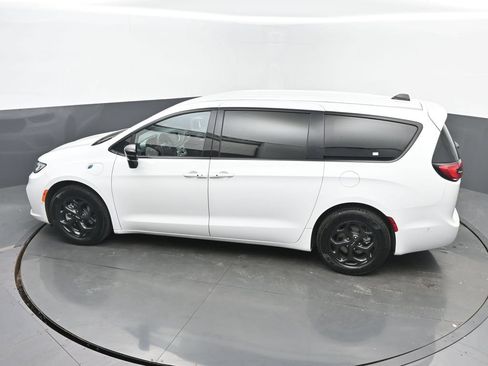 Used 2024 Chrysler Pacifica Limited FWD image 40