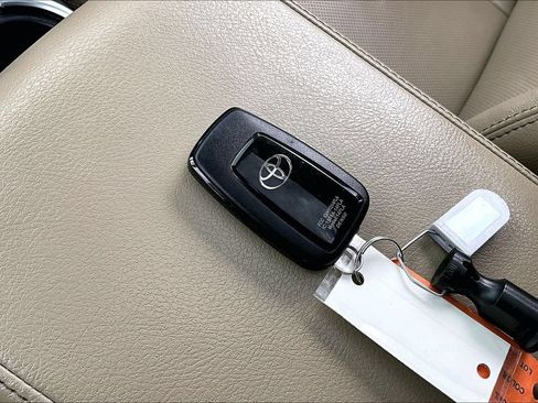 Used 2022 Toyota 4Runner Limited AWD/4WD image 10