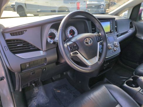 Used 2018 Toyota Sienna SE image 12