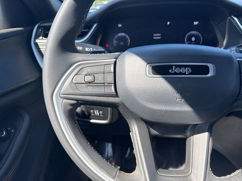 Used 2023 Jeep Grand Cherokee L Laredo image 14