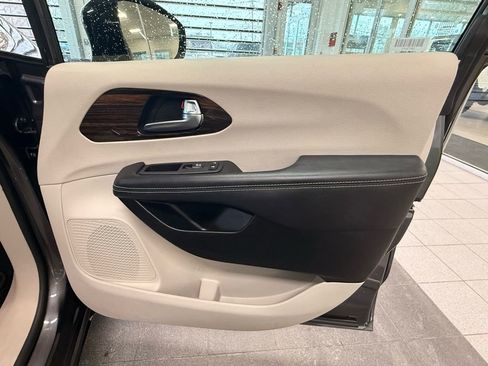 Used 2023 Chrysler Pacifica Limited image 43