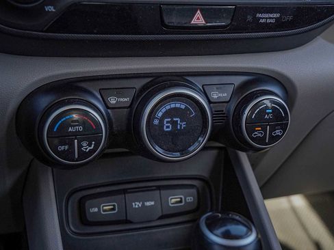 Used 2022 Hyundai Venue SEL image 19