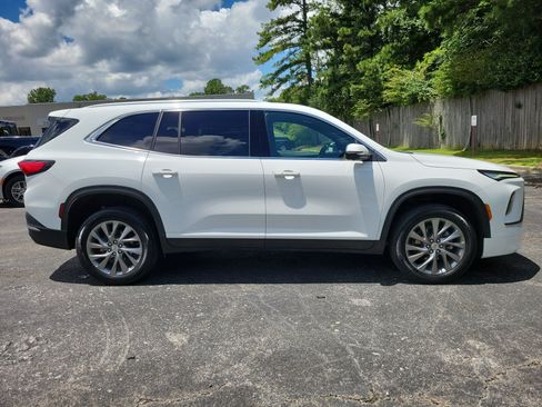 Used 2025 Buick Enclave Preferred FWD image 2