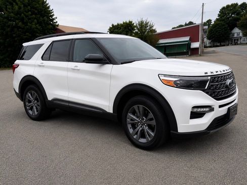 Used 2023 Ford Explorer XLT w/ Equipment Group 202A AWD/4WD image 3