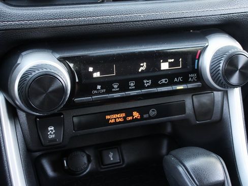 Used 2021 Toyota RAV4 LE image 29